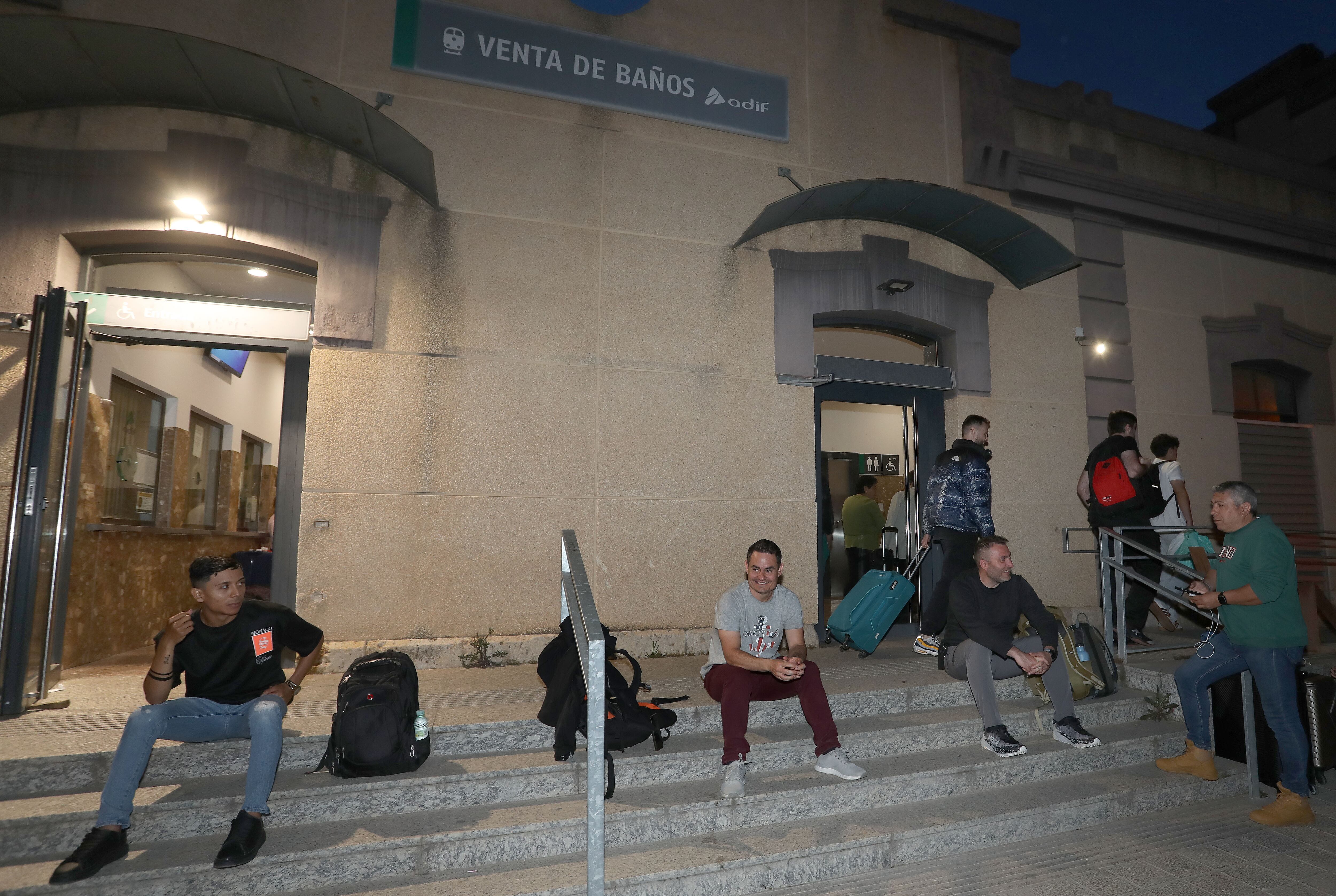 El tren que cubría la línea Madrid-Irún ha quedado detenido en la estación de Venta de Baños y sus viajeros han quedado retenidos, en la imagen la sala de espera de la estación