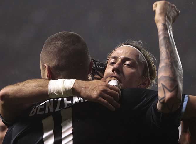 Guti y Benzema celebran uno de los dos goles del francés ante el Deportivo