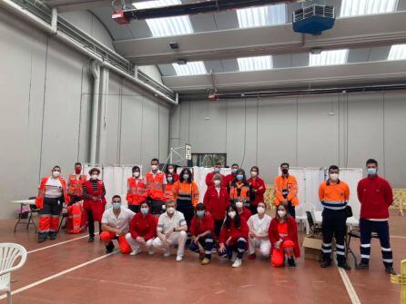 Los profesionales sanitarios, efectivos voluntarios de Cruz Roja y Protección Civil participantes en la jornada de vacunación masiva en Peñafiel.