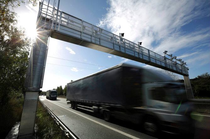 Un camión pasa bajo un control de ecotasa
