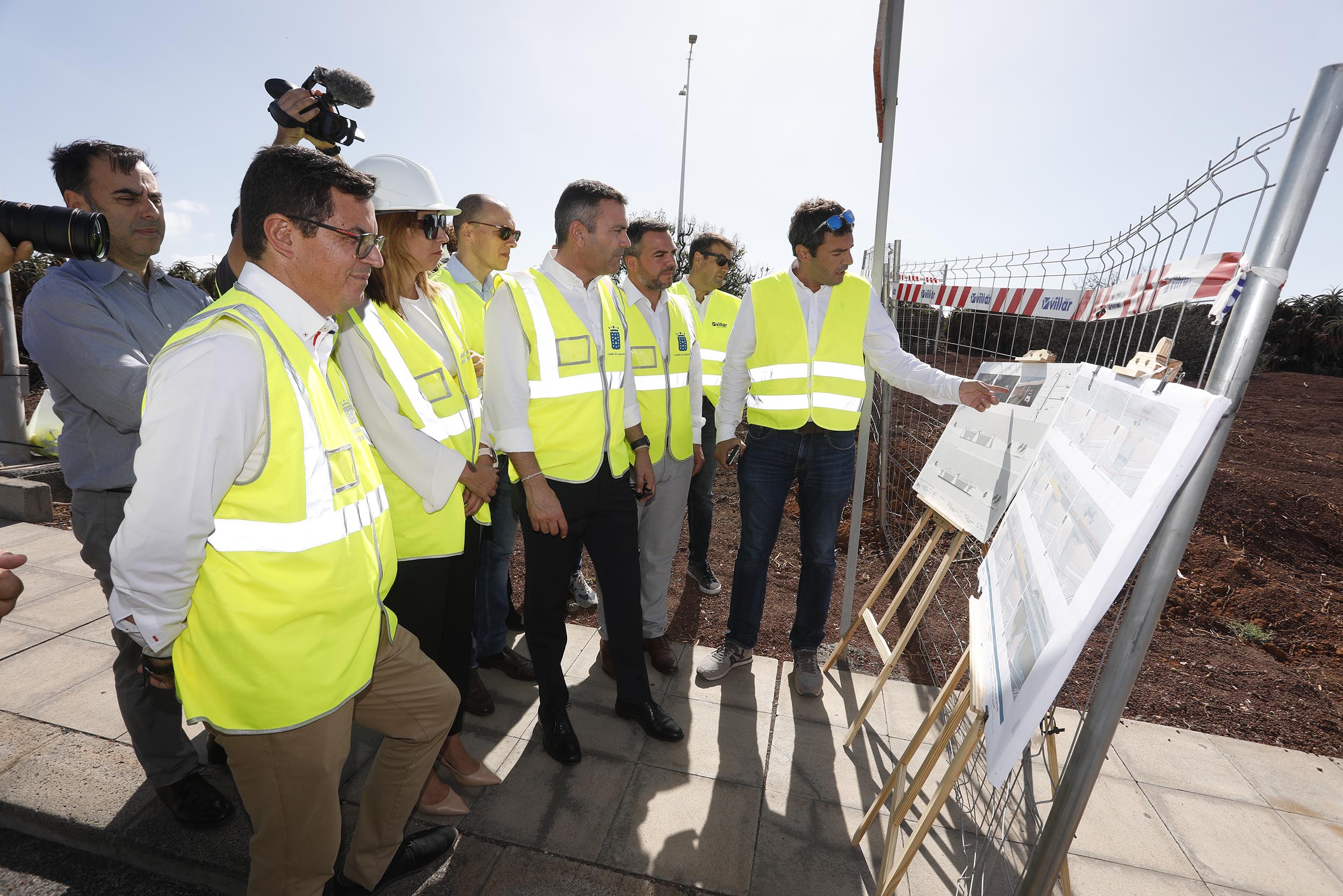 Visita a Maneje, en Arrecife, donde ya ha comenzado la construcción de viviendas públicas.