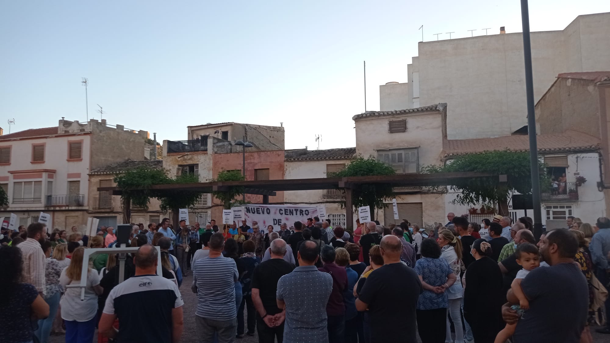 Vecinos de Lorca se concentran en la parcela dónde tiene previsto situarse el centro de salud de San Cristóbal (Archivo)