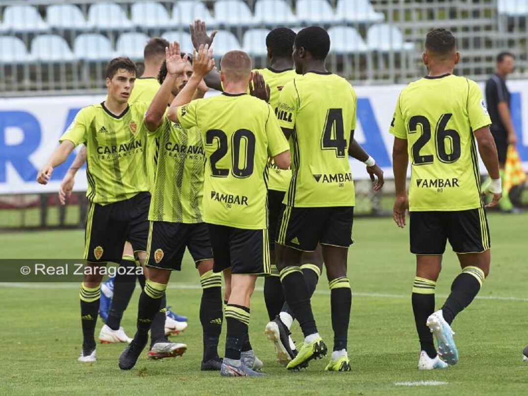 Los futbolistas del REal Zaragoza celebran uno de los goles que Pep Biel le marcó al CD Ebro 