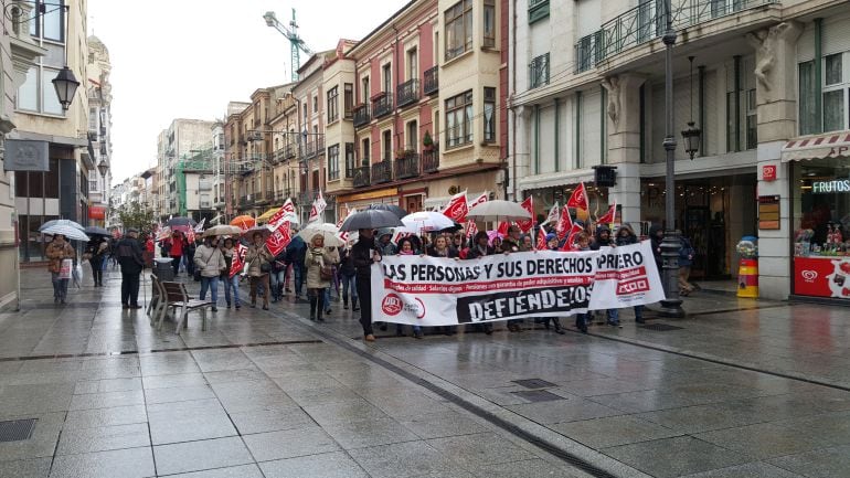 La manifestación recorre la calle Mayor