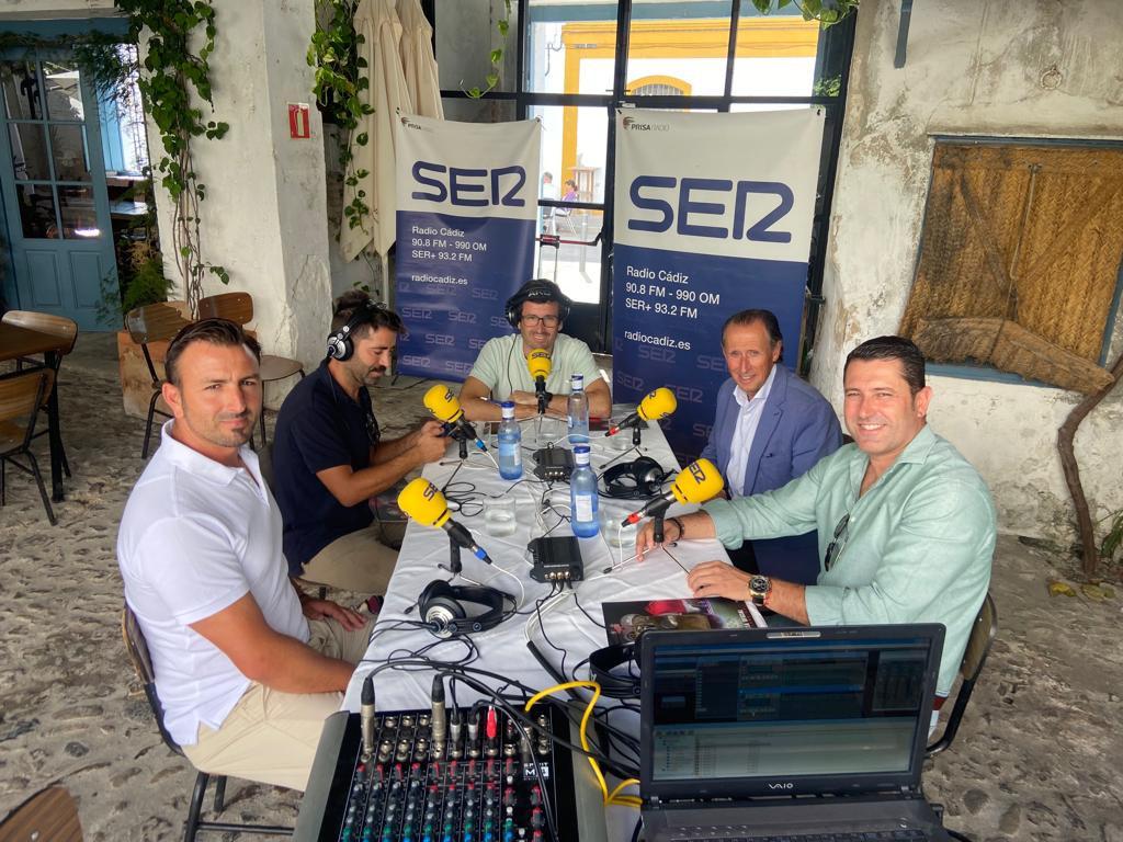 José María Román Alcalde de Chiclana, Juan Luís Rojo y Jose María Suazo presidente y entrenador del Chiclana CF en SER Deportivos Cádiz