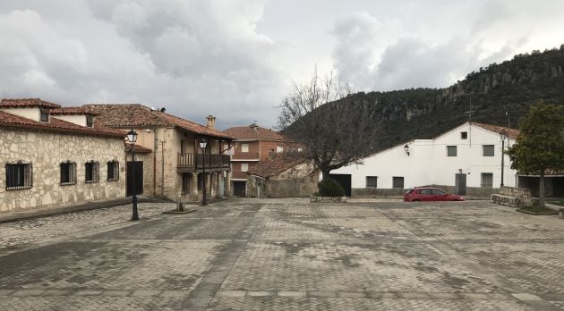 Plaza Mayor de Poyatos (Cuenca).