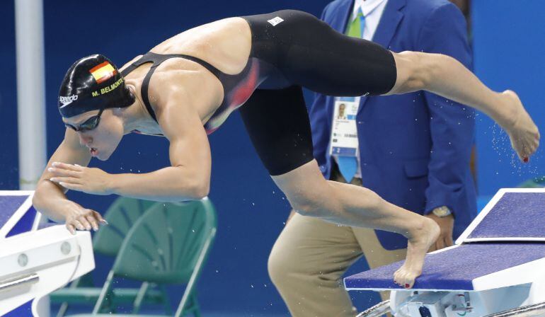 Mireia Belmonte salta al agua en la final de los 200 m mariposa 