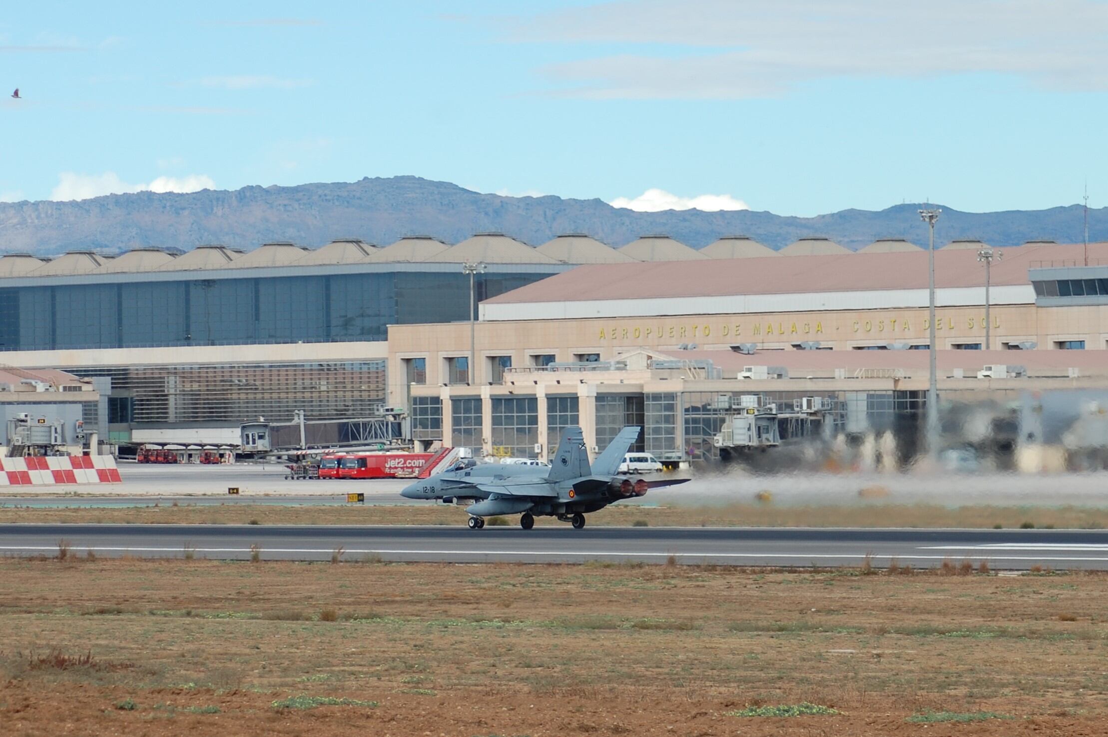 Un caza del Ejército del Aire en el Aeropuerto de Málaga