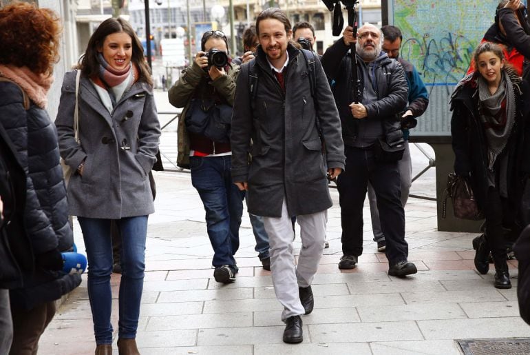 El líder de Podemos, Pablo Iglesias, a su llegada a la sede del partido en Madrid donde hoy se reúne el Consejo Ciudadanos de Podemos. 