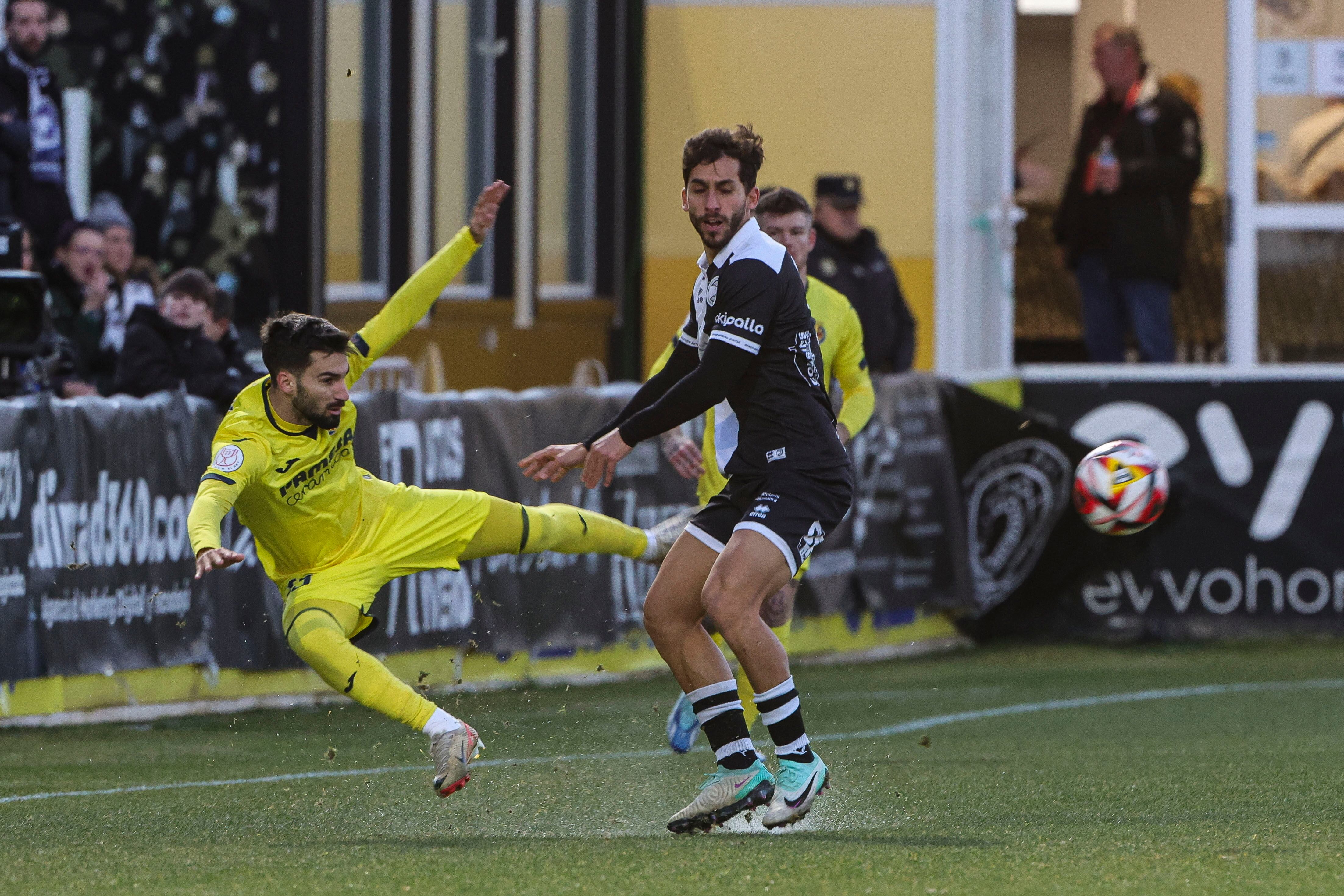 Baena lucha el esférico contra un futbolista del Unionistas de Salamanca en Copa del Rey