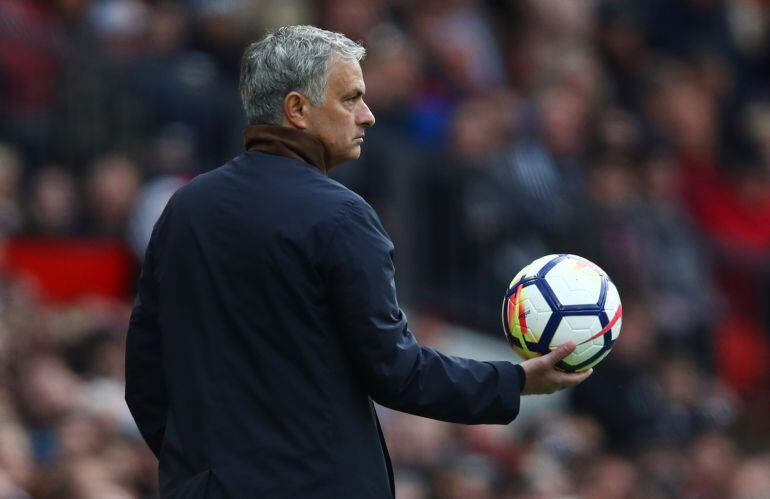 José Mourinho durante un partido con el Manchester United.