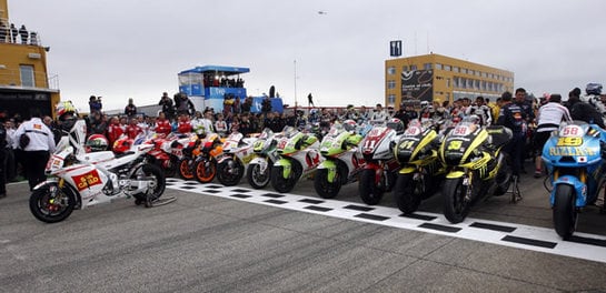 Antes de iniciarse esta mañana el Gran Premio de Motociclismo de la Comunidad Valenciana en el circuito &#039;Ricardo Tormo&#039; de Cheste, se rindió un nuevo homenaje al piloto Marco Simoncelli, que falleció en el Gran Premio de Malasia