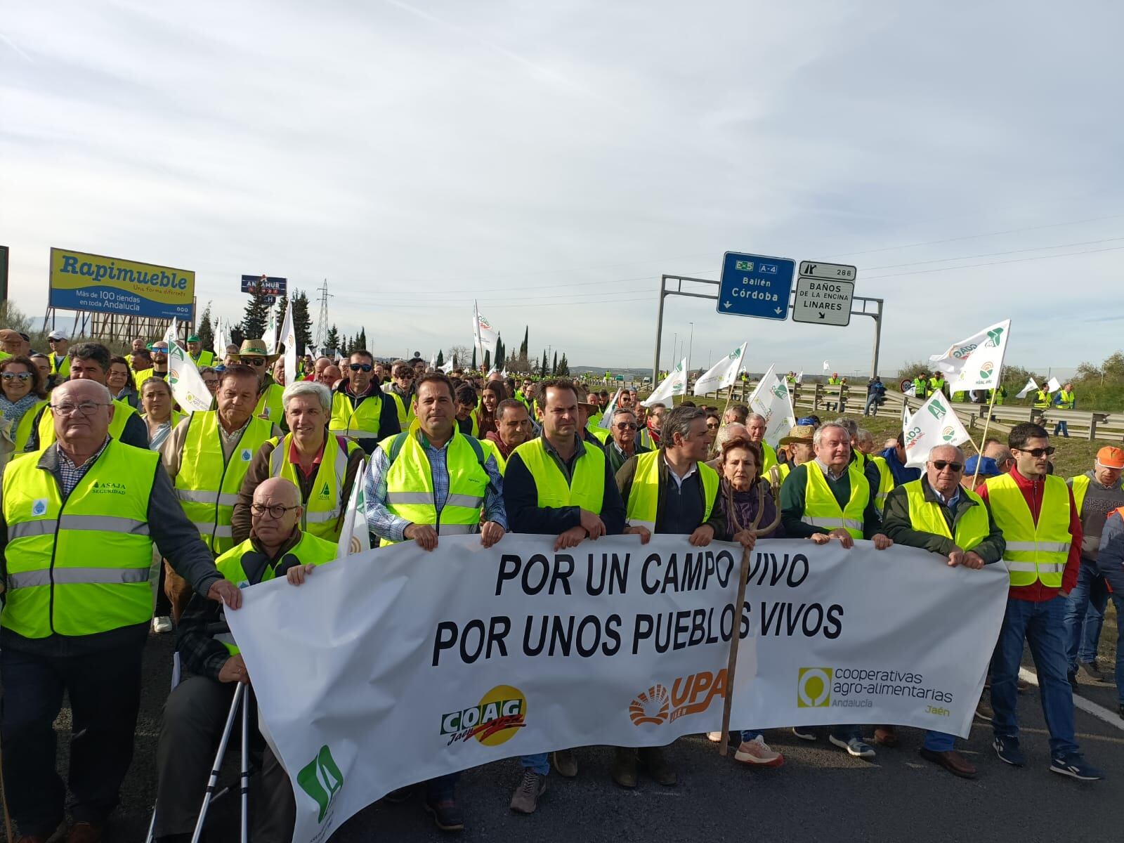 Cabecera de la concentración de agricultores y ganaderos en la A-4, en Guarromán