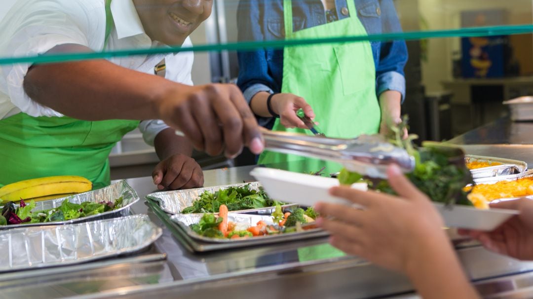 El alcalde de Lyon considera que un menú único con verduras y pescado no solo es más sostenible, sino que contribuye mejor a combatir la COVID 