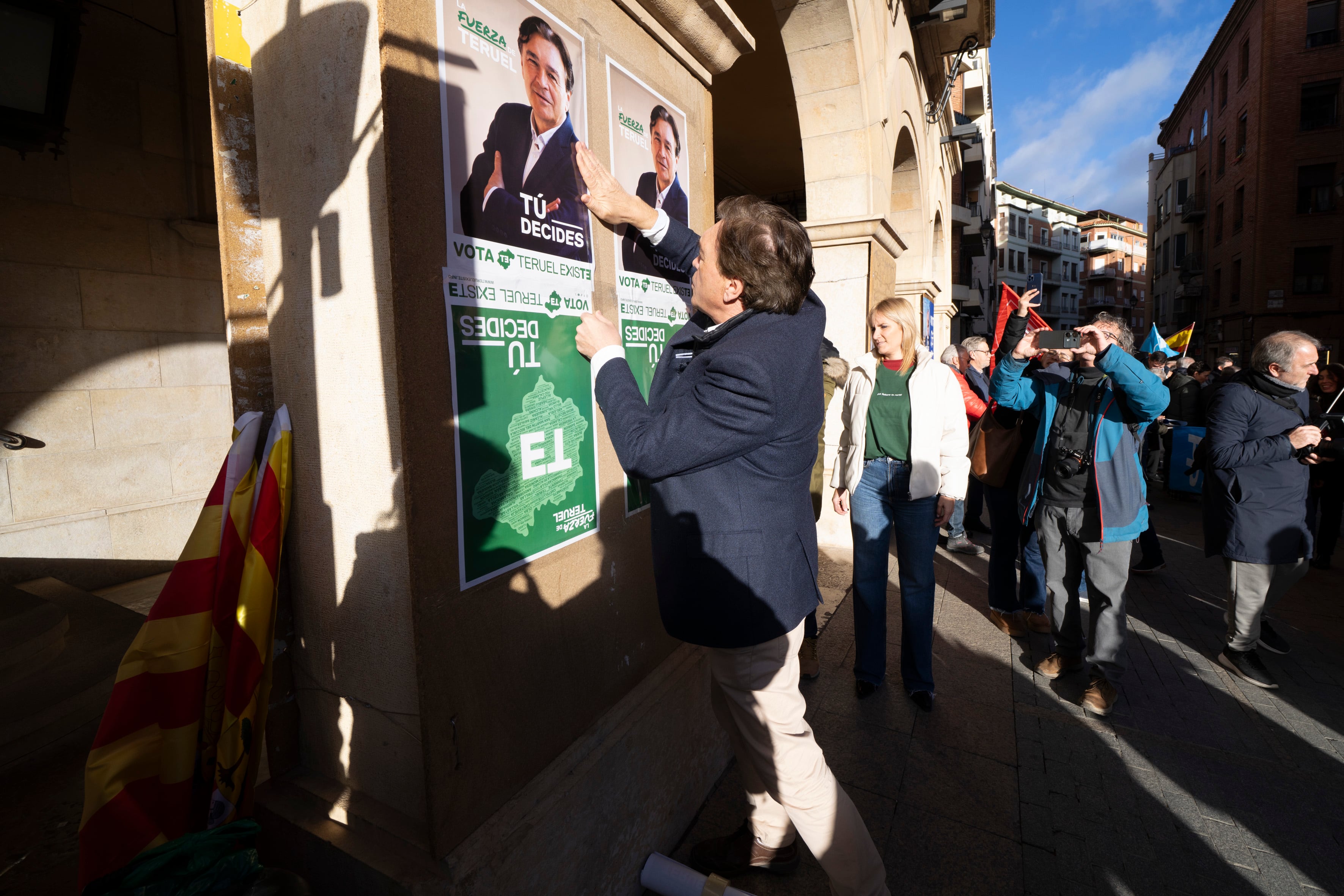 TERUEL, 23/01/2026.- Tradicional pegada de carteles electorales de los partidos políticos, este viernes en la plaza San Juan de Teruel. En la imagen, Tomas Guitarte, candidato ala presidencia del gobierno de Aragon por Teruel Existe. EFE/Antonio García