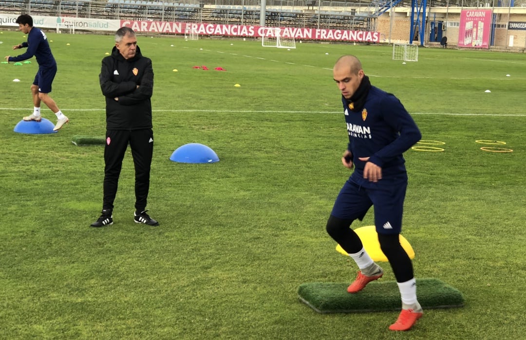 Pombo realiza un ejercicio del entrenamiento ante la atenta mirada de Lucas Alcaraz