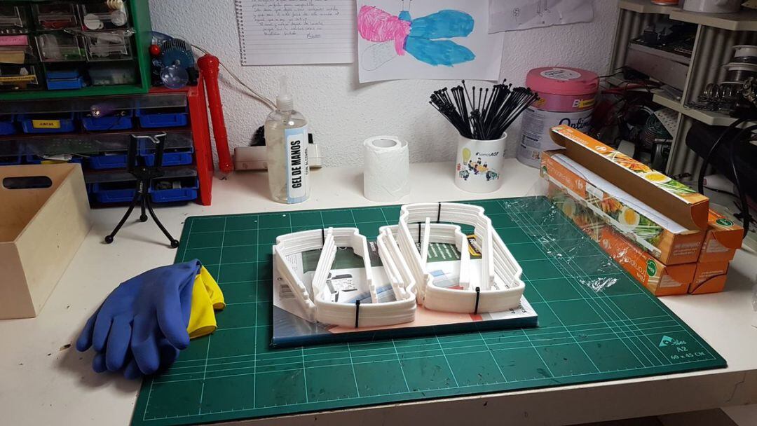 Piezas de las máscaras de protección que están fabricando con impresoras 3D un grupo de voluntarios en Sevilla para los profesionales sanitarios que stán luchando contra el coronavirus
