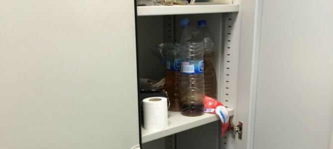 Una de las taquillas del cuartel alavés donde los agentes se ven obligados a orinar en botellas