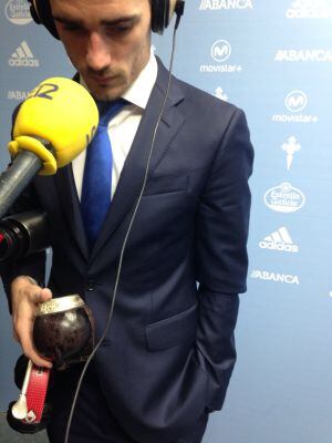 Antoine Griezmann atendiendo a los micrófonos de 'El Larguero'