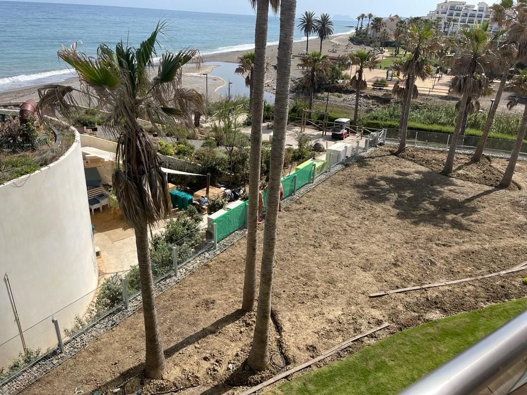 Denuncian que las ventanas de su piso de un millón y medio de euros dan a un beach club abierto desde las doce de la mañana con &quot;musica a todo volumen&quot;