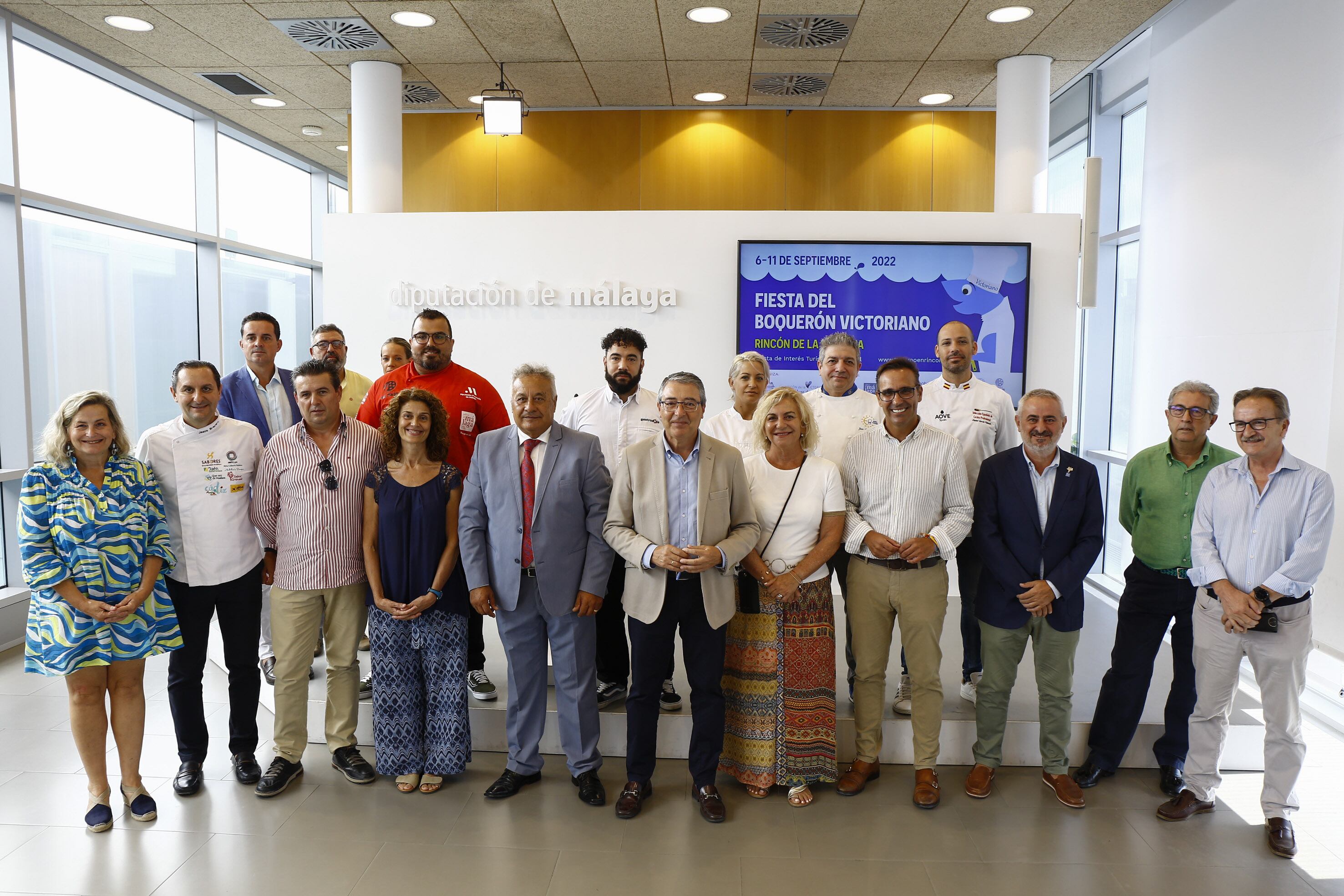 Francisco Salado, presidente de la Diputación de Málaga y alcalde de Rincón de la Victoria, junto a organizadores y cocineros de la celebración.