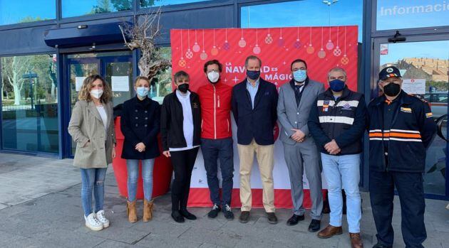 De izq. a dch., Inma López, de la Escuela de Hostelería Natura; la concejala de Servicios Sociales, Esther Barrios; Marta Peñuelas, empresaria de Hostelería; José Antonio Camacho, representante de Coca-Cola; José Manuel Abascal y Diego López, de la Agrupación de Hostelería y Turismo, y representantes de Protección Civil.