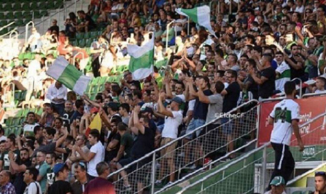 Aficionados del Elche en un partido en el Martínez Valero