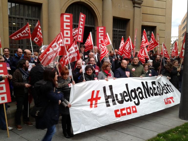 Delegados sindicales de UGT y CCOO protesta a las puertas de sus sedes por el juicio a ocho sindicalistas de AIRBUS