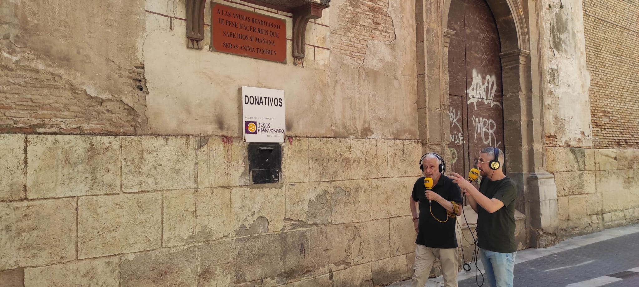 Manuel Muñoz Zielinski junto a Paco Sánchez en la calle de Murcia conocida como callejón de las Ánimas, en un lateral de la iglesia de San Bartolomé, en una de las salidas del espacio durante la presente temporada