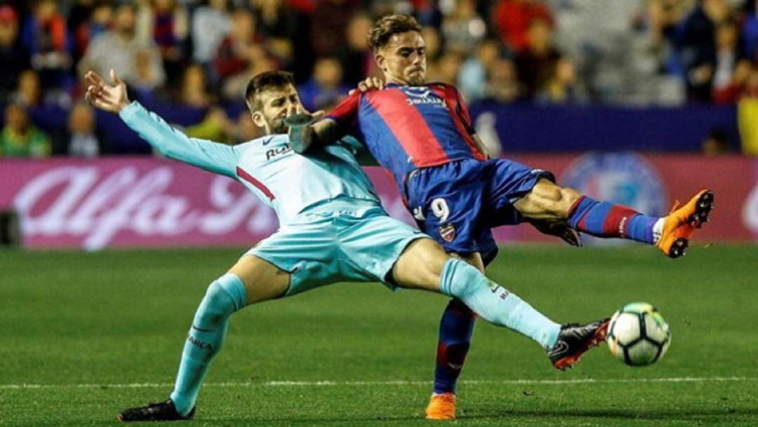 Roger disputa un balón ante Piqu