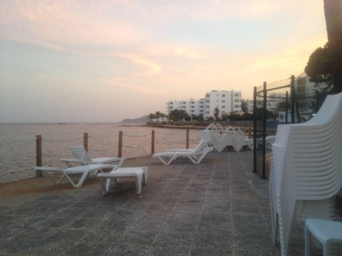 Se mantienen las mismas concesiones en las playas de Ibiza, 670 hamacas y 330 sombrillas