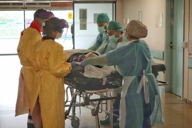 Profesionales del Servicio de Urgencias del Hospital Reina Sofía de Córdoba en su trabajo durante la crisis del Covid-19