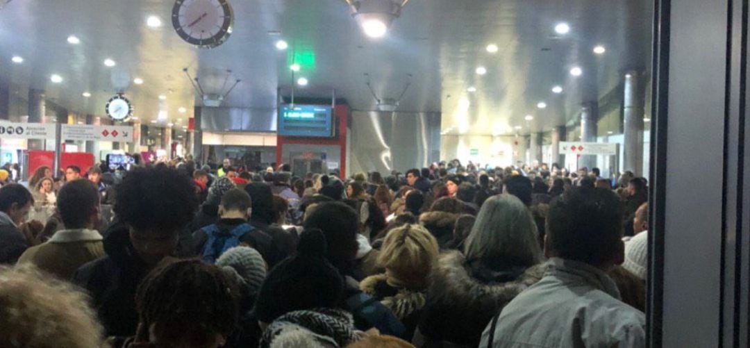 Cientos de viajeros se han visto atrapados en la estación de Parla por el retraso en la salida de los trenes