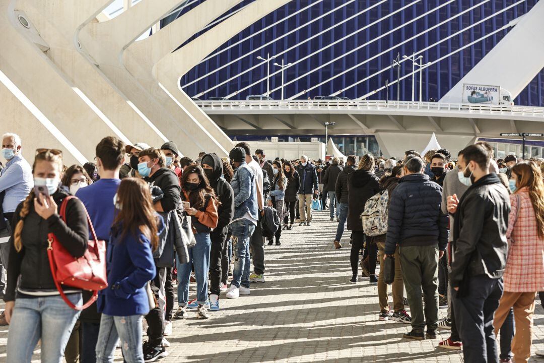 Varias personas hacen cola para recibir la vacuna contra el Covid-19