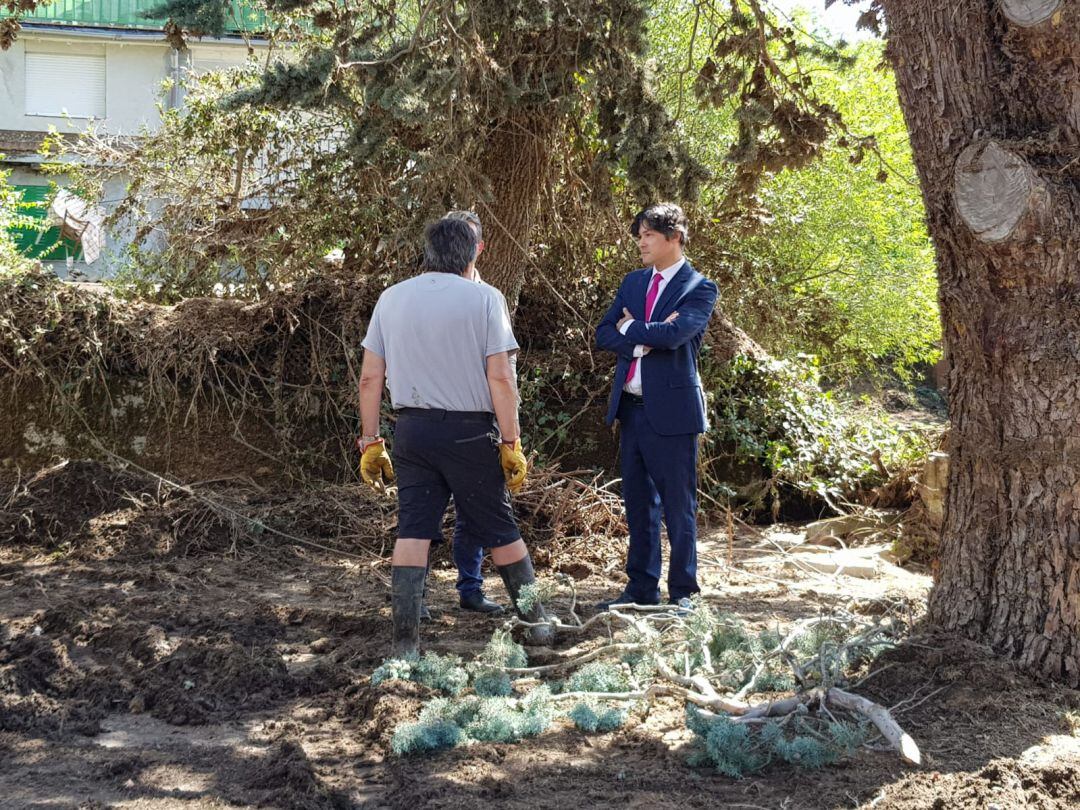 El subdelegado, Arturo Barral, durante su visita a las zonas afectadas por la riada