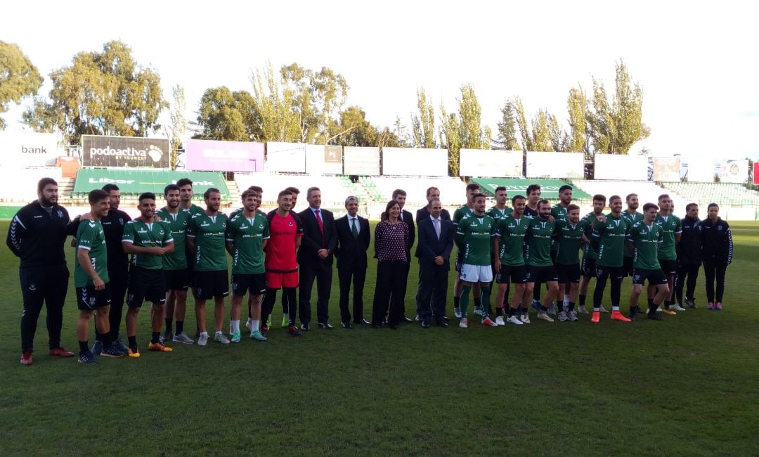 Foto de familia con los representantes de Liberbank, directivos del Toledo, cuerpo técnico y componentes de la primera plantilla