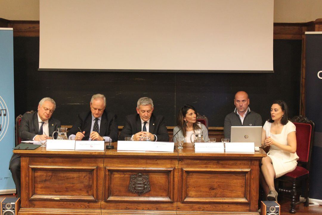 Mesa de presentación del programa, presidida por el Rector de la UNIOVI, Santiago García Granda