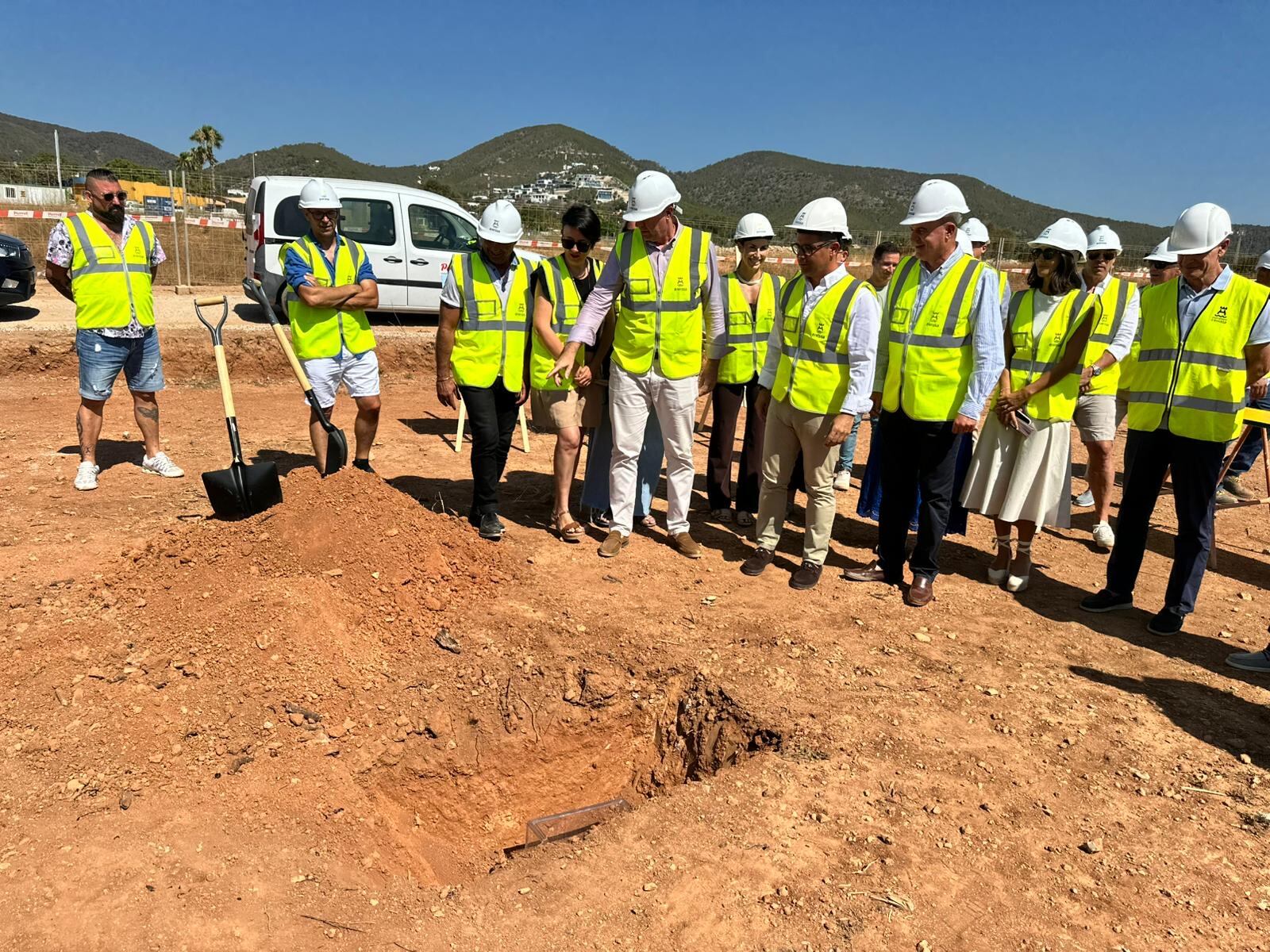 El momento de la colocación de la primera piedra