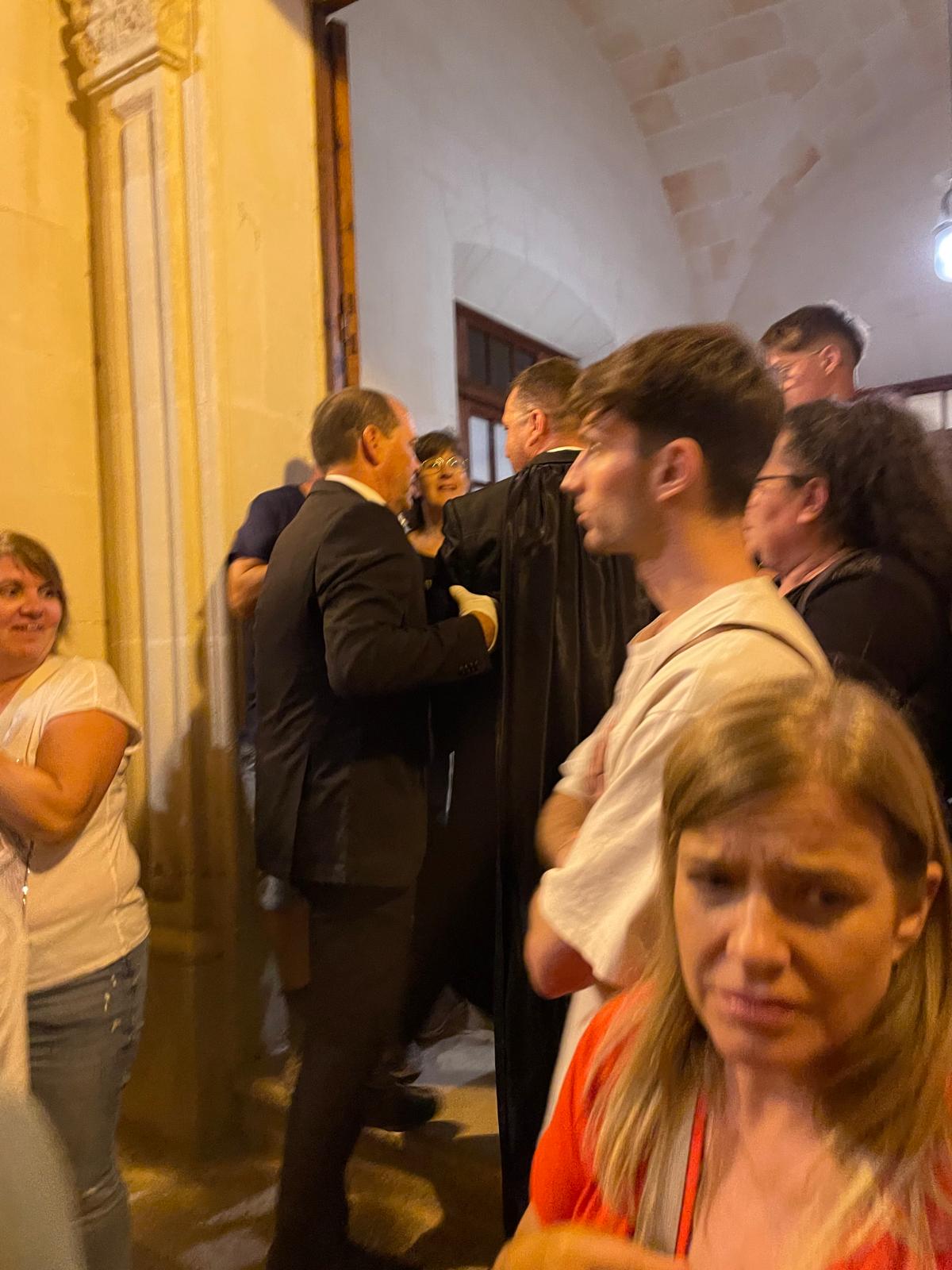 Joan Camps, després de caure, va entrar pel seu peu al Seminari tot i que amb ajuda.