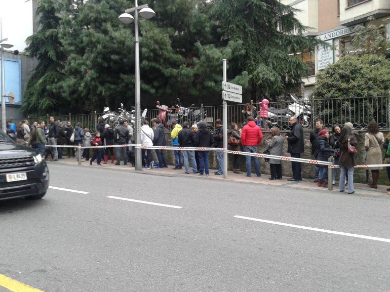 Llargues cues avui a Andorra pel 9N