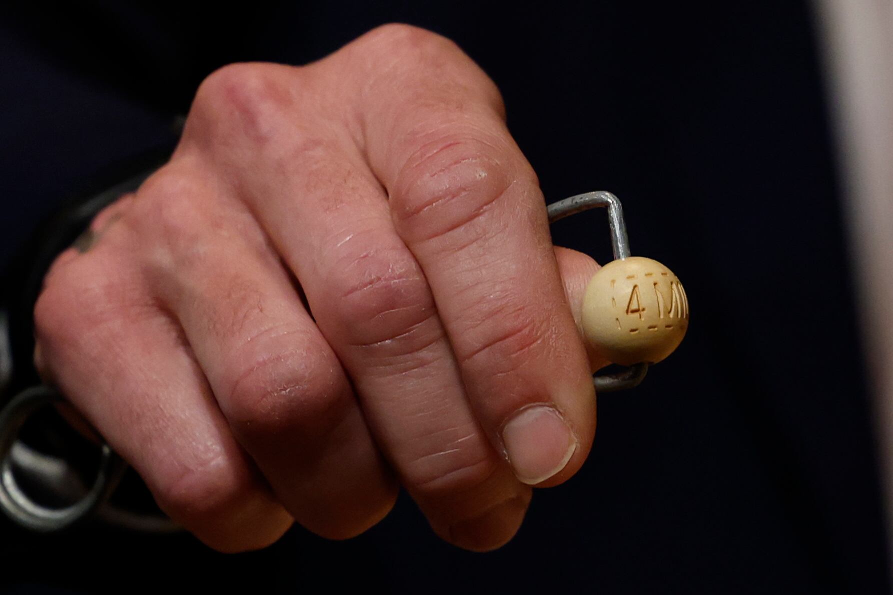 MADRID, 22/12/2025.- Vista de una de las bolas con el premio de 4 millones de euros durante los preparativos para el inicio del Sorteo Extraordinario de Navidad, que repartirá 2.772 millones de euros en premios, este lunes, en el Teatro Real de Madrid. EFE/Chema Moya