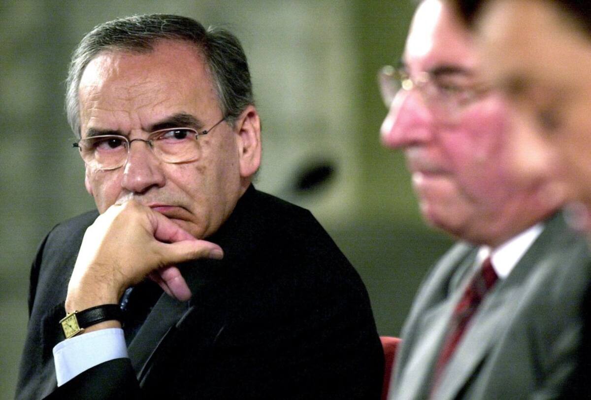 Santander, 06/11/03.- El presidente de la Fundación Pablo Iglesias, Alfonso Guerra, durante su participación en el Foro que organizaba el Parlamento de Cantabria con motivo del venticinco aniversario de la Constitución Española. 
