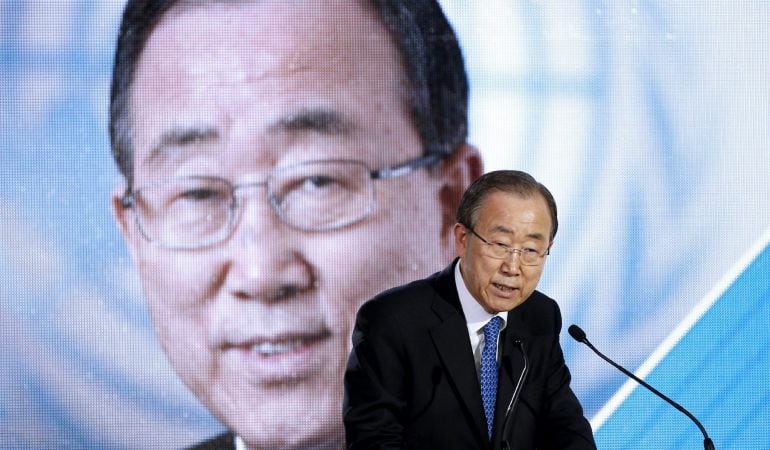 El secretario general de Naciones Unidas, Ban Ki-moon, pronuncia un discurso durante la cumbre del clima de París (COP21), en Le Bourget, Francia.