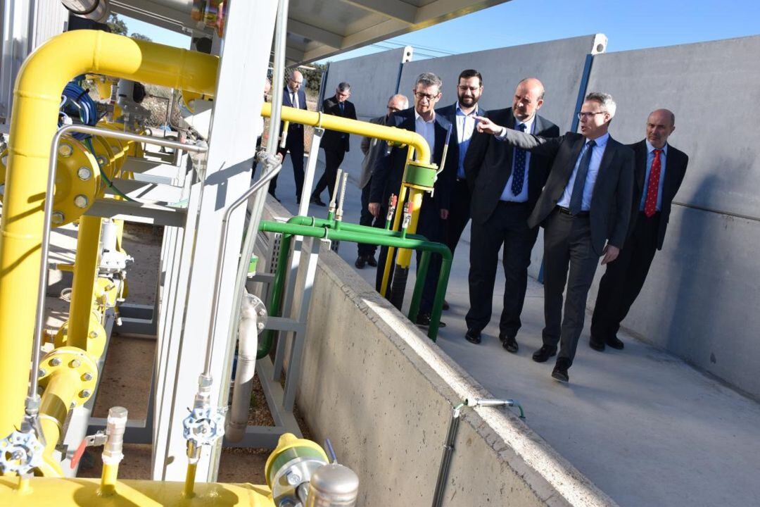 El vicepresidente primero de la Junta, José Luis Martínez Guijarro, durante su visita a la planta de almacenamiento. 