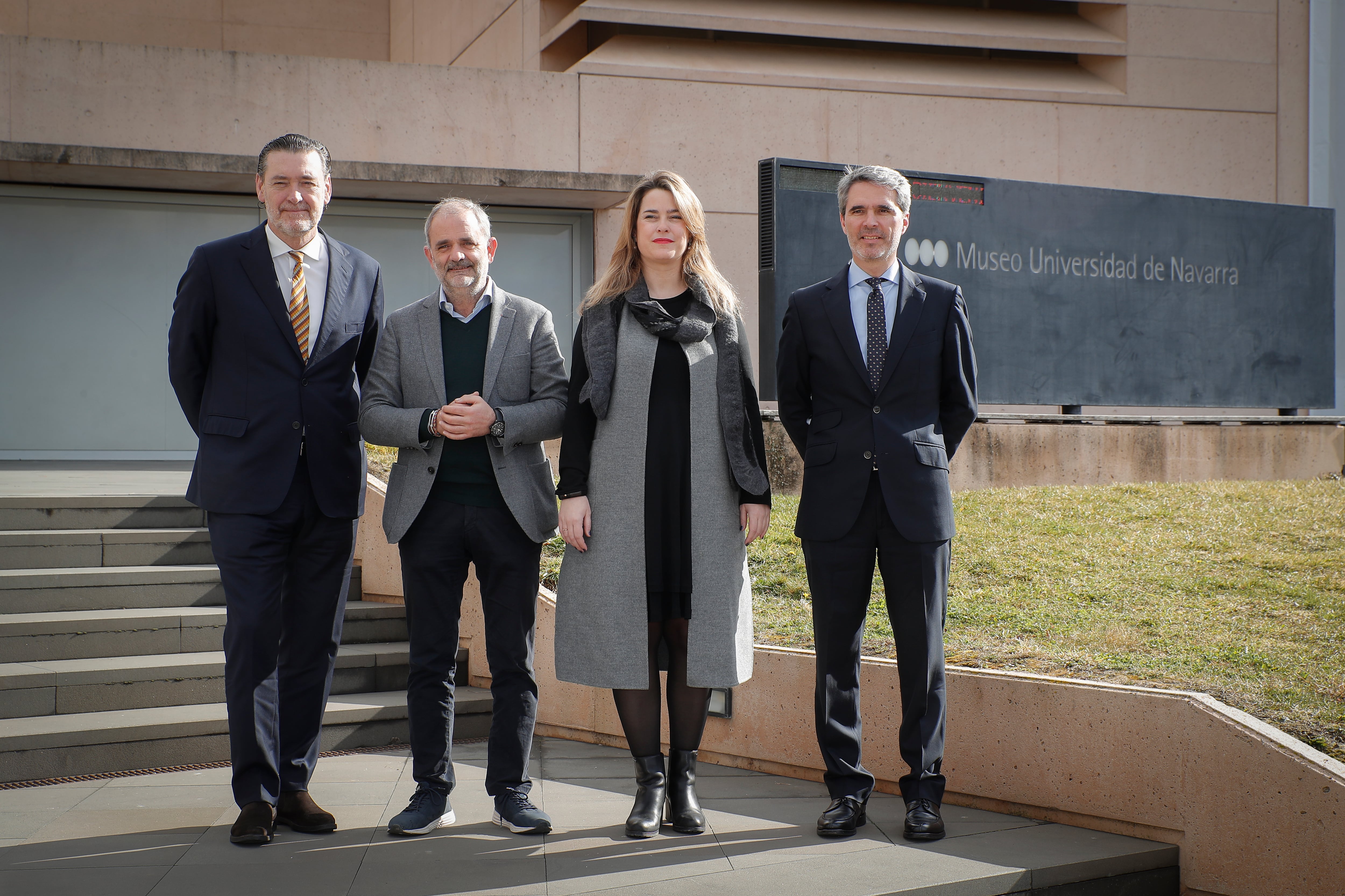 El Director General de la Fundación Botín, Iñigo Sáenz (2i), la directora del museo Chillida Leku, Mireia Massagué, Miguel Zugaza (i) del Museo de Bellas Artes de Bilbao, y el director del Museo Universidad de Navarra, Jaime García del Barrio, firman en Pamplona un convenio de colaboración que permita generar sinergias que contribuyan a la promoción de actividades culturales al servicio de la sociedad