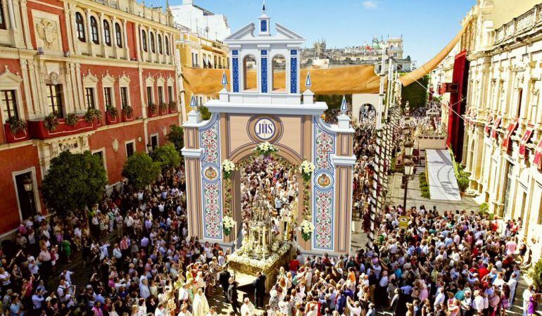 Imagen de la procesión del Corpus Christi a su paso por la Plaza de San Francisco