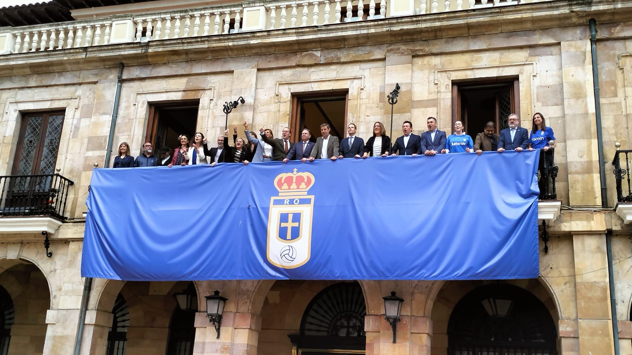 La corporación posa en el balcón de la casa consistorial, adornado en honor del Real Oviedo, tras la incorporación del alcalde.