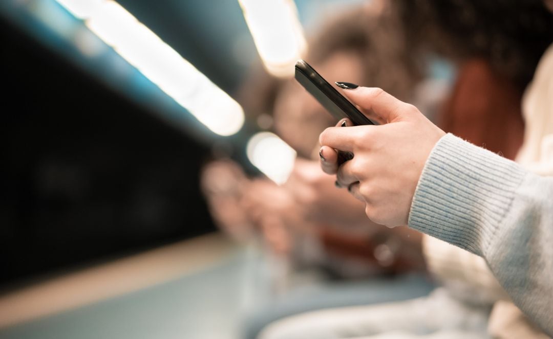 Una mujer usando el teléfono móvil.