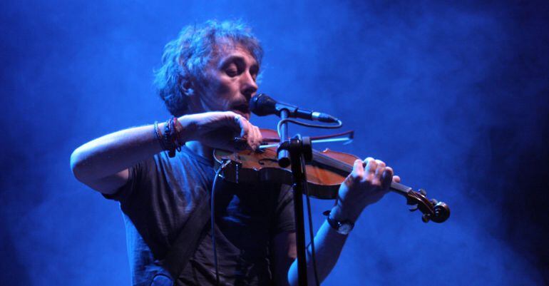 Yann Tiersen durante una actuación de su última gira