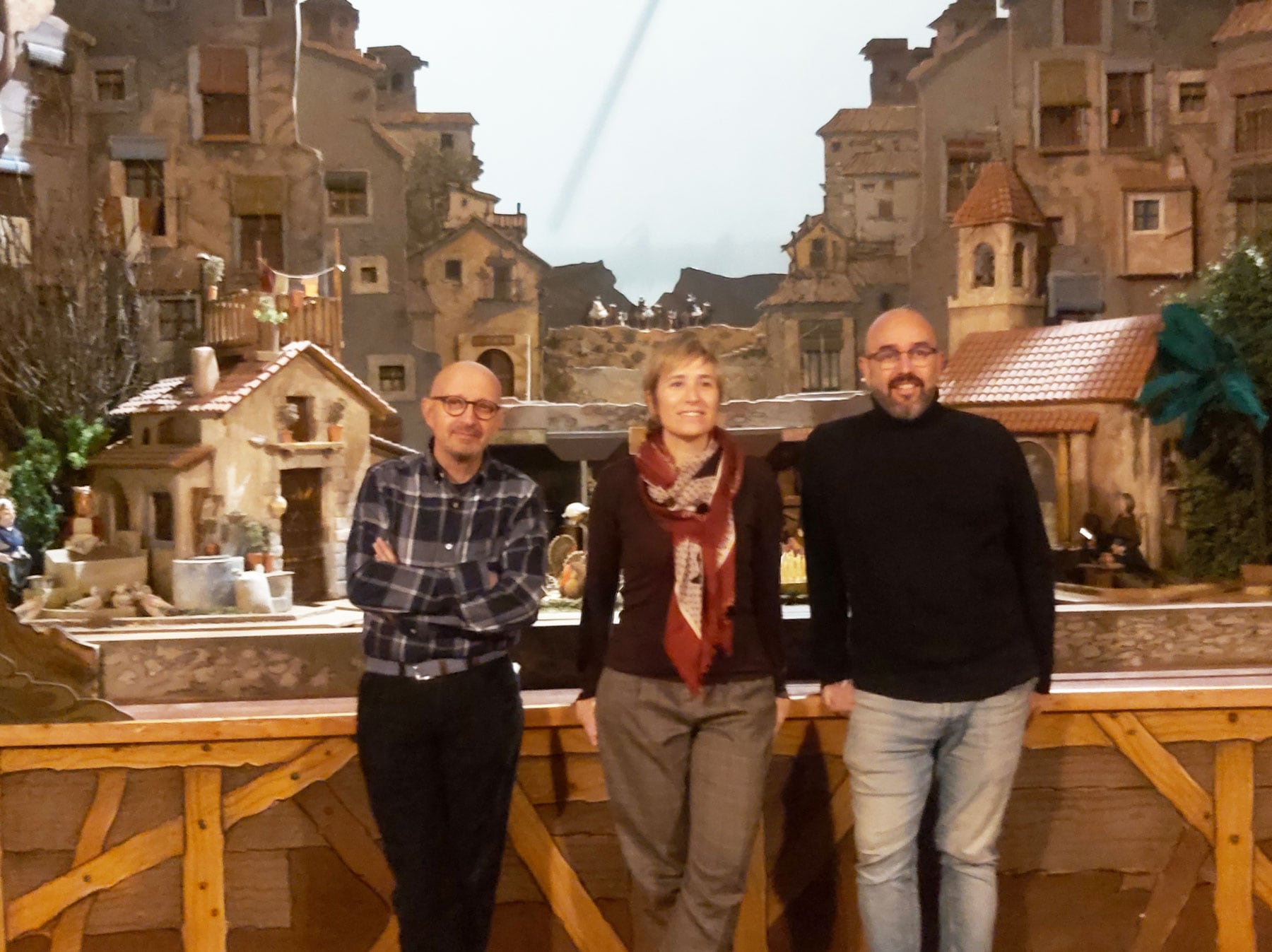 Joanfra Rozalén, Elisa Guillem y Hermes Vélez, delante del escenario del retablo navideño